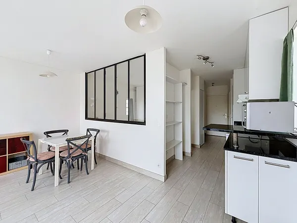 MONTREUIL COEUR DE VILLE, QUARTIER CROIX DE CHAVAUX, 350 METRES DU METRO, APPARTEMENT 2 PIECES RECEN