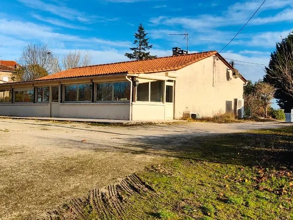 Belle et grande maison avec terrain arboré