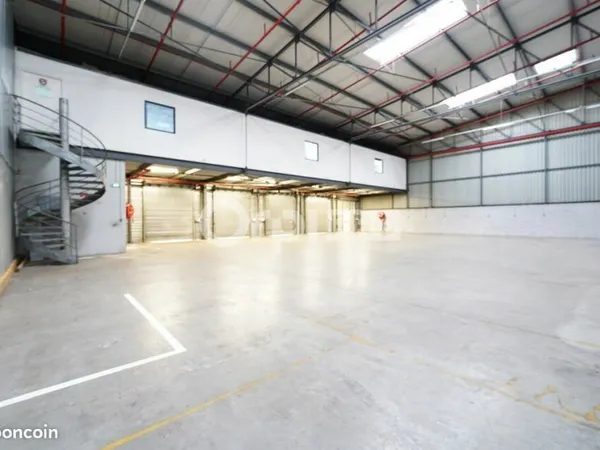 Local d'activité 556 m²