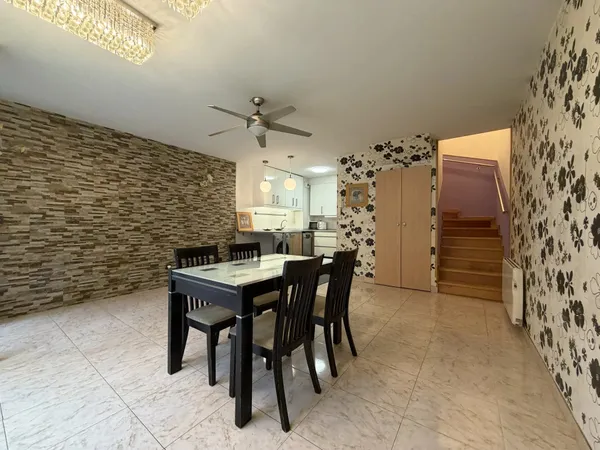 Maison mitoyenne AU CALME avec double boxe !