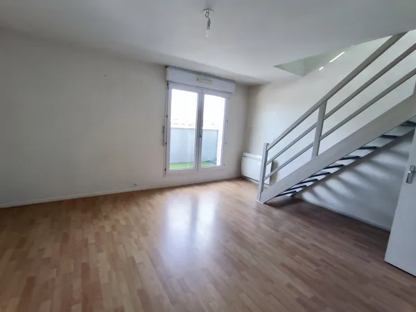 Nantes Saint-Jacques. T2 bis duplex avec vue Loire. 168 000
