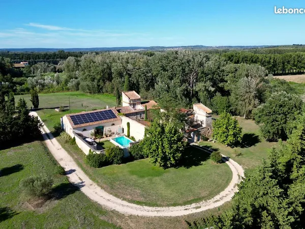 Mas du XVIIe sur 4,6 ha - piscine, loft, accès privatif au Gardon - Meynes