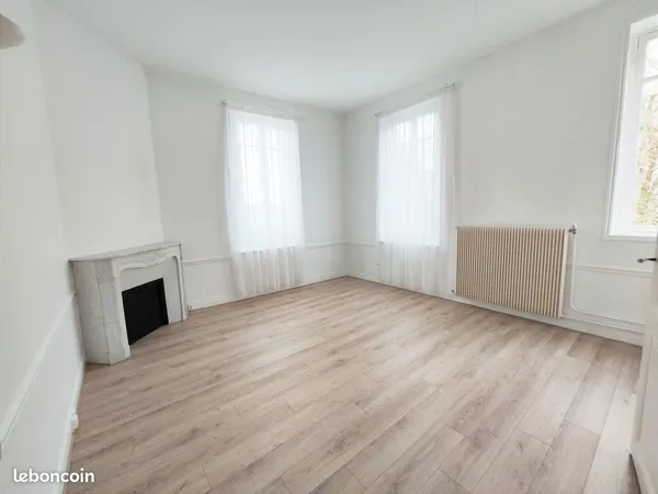 Très beau T2 dans un château à 2 km de la zone industrielle