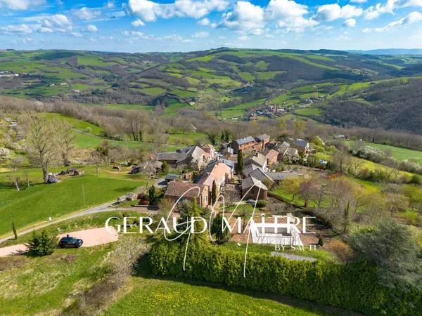 Belle demeure en pierre au coeur d'un hameau retiré