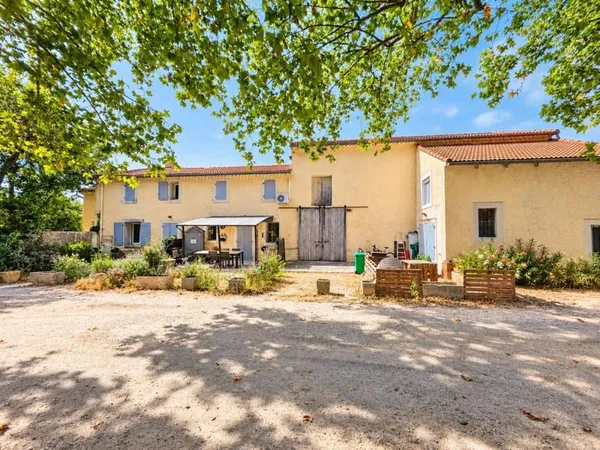 Ensemble immobilier - 3 logements + granges - Montfavet