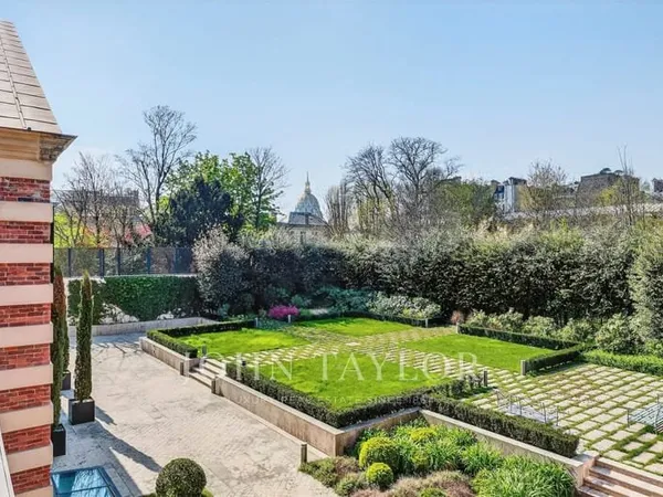 Hôtel particulier d'exception avec plus de 1000 m2 de jardin sans vis à vis - Invalides