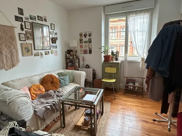 Un immeuble à usage commercial et d'habitation comprenant :