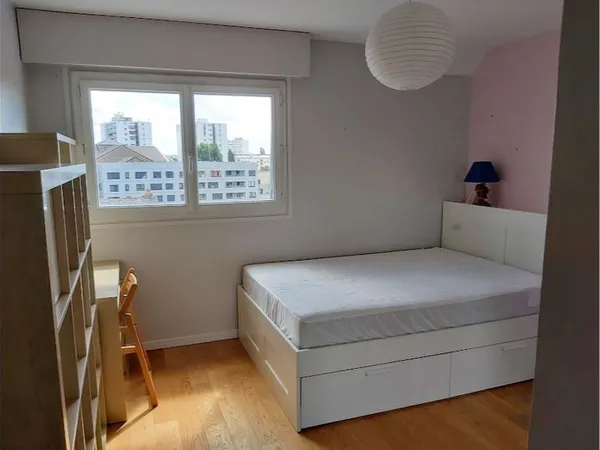 Grande chambre avec sdb dans coloc 3 personnes - île de Nantes