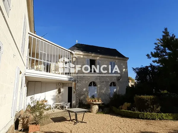 Ensemble immobilier avec cachet et beaux espaces extérieurs