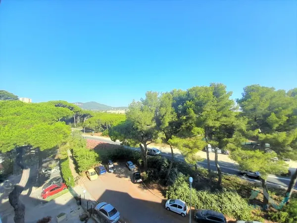 A vendre à Hyères Port Studio dernier étage avec parking p