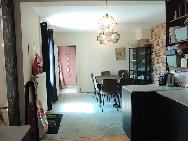 GRANDE MAISON FAMILIALE DE 6 CHAMBRES AVEC POTENTIEL COMMERCIAL