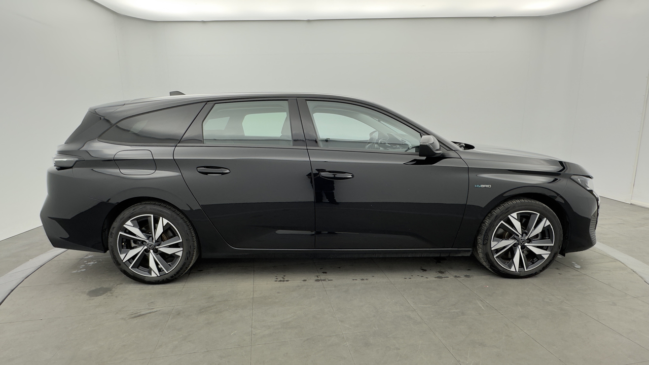 Peugeot 308 SW PHEV 180 e-EAT8 — photo 6