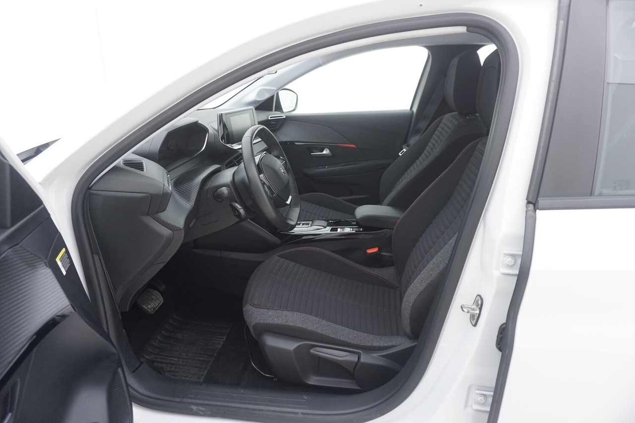 Peugeot 208 — photo 11