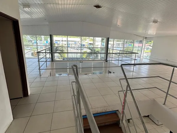Ensemble d'immobilier de bureau et hangars à saisir sur Kour