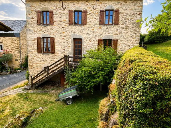 Maison de caractère en pierre avec grange, dépendances et verger – Castanet (Aveyron)