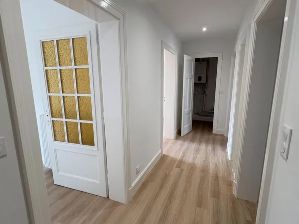 Le Ban-Saint-Martin : appartement 3 pièces de 75 m² entièrement rénové, avec balcon, cave et garage