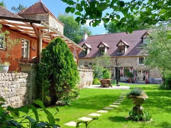 Ancien moulin à eau caractéristique avec maison et gîtes