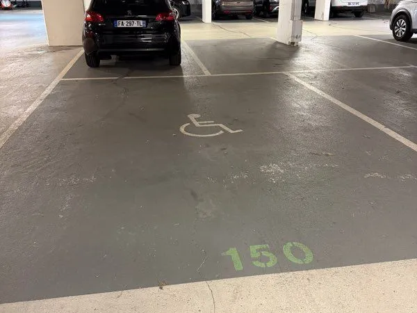 Spacieuse place de parking