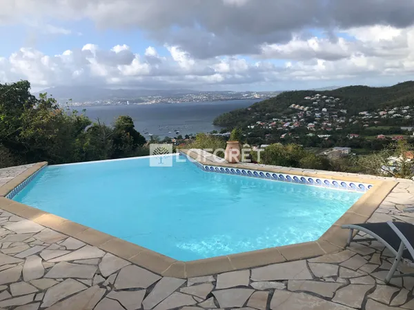 Maison F4 avec piscine à débordement vue mer Les Trois Ilets
