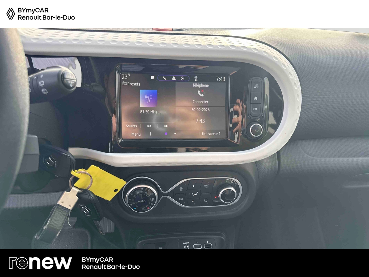 Renault Twingo III E-Tech — photo 16