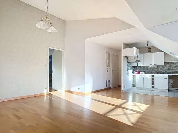 A vendre au coeur de la doutre,aux pieds du tramway,appartement type 3 dernier étage, ascenseur, 2 c