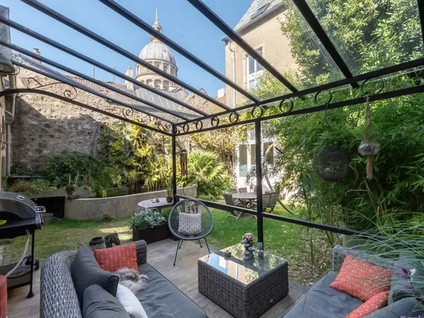 EXCLUSIVITÉ - UNE ADRESSE D’EXCEPTION AU CŒUR DE LA VILLE FORTIFIÉE