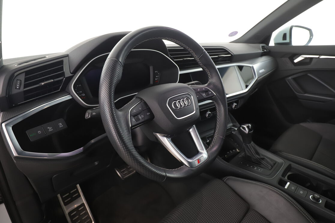 Audi Q3 45 TFSIe S Line S Tronic — photo 10
