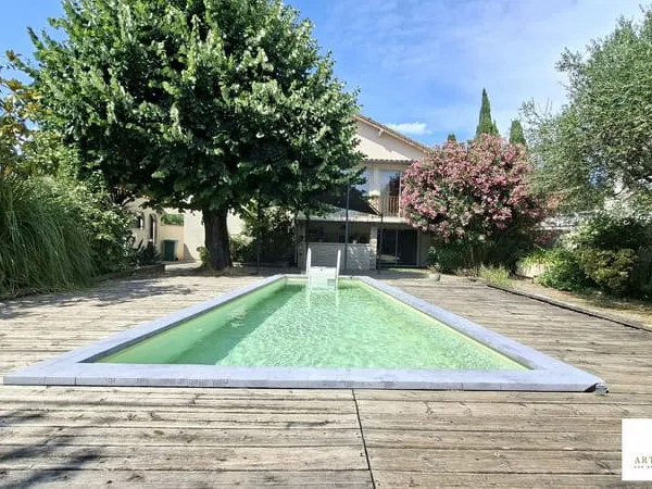 Grande Maison rénovée avec 5 chambres avec piscine et jardin,