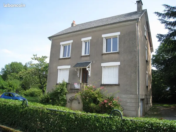 A LOUER à MAURIAC 23 Av Fd Talandier, F3 traversant au 1er étage + cave, garage, terrain
