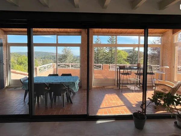 Propriété avec piscine, vue panoramique et 225 m² habitables - Pranles