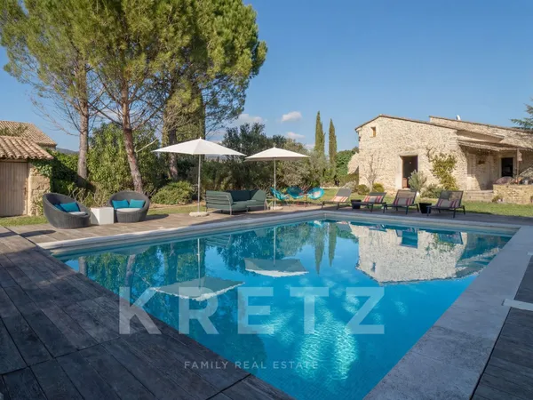 Villa en pierres avec vue sur le Luberon et terrain constructible à Gordes