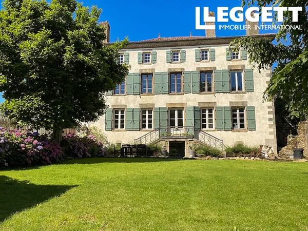 Une fabuleuse maison de maître construite en 1776, comprenant 11 chambres, une grande grange et un j