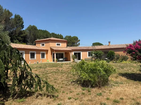 Maison de plain-pied de 170 m² avec vue dégagée, terrain de 2 400 m², garage et cave à Limoux