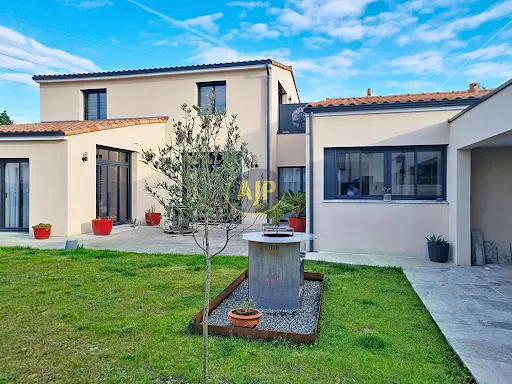 Maison 8 pièces 214 m²