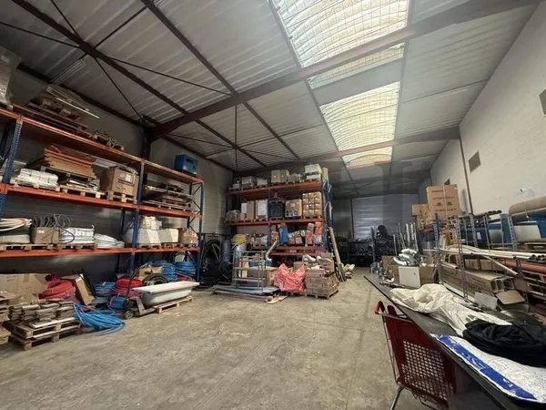 Local d'activité 894 m²