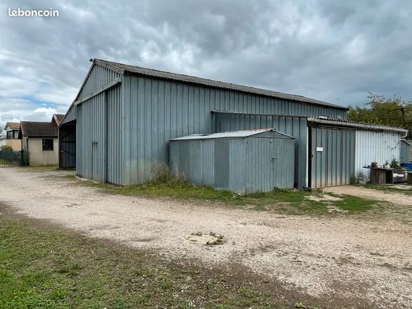Espace de stockage gardiennage garde meuble hivernage dans un entrepot