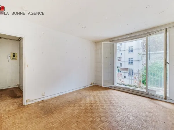 Paris 14 - Rue du Moulin Vert - Studio de 31 m² à rénover - Balcon exposé plein sud
