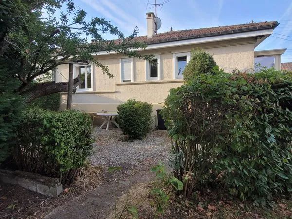 Pavillon jumelé d'un côté beau jardin paysagé