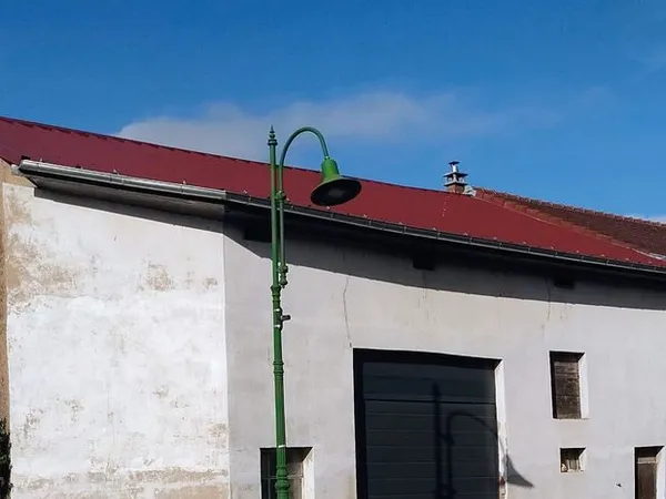 Hangar / grange de 185 m² - Toiture récente et porte automatique - Vaudrechain (57)