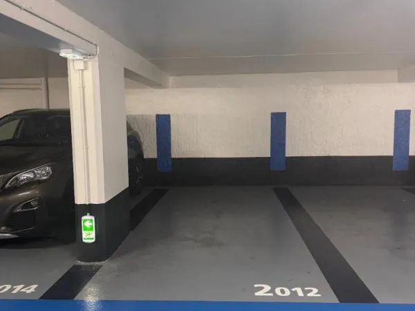 Parking sécurisé avec double porte, au 2ème SS d'un parking en parfait état