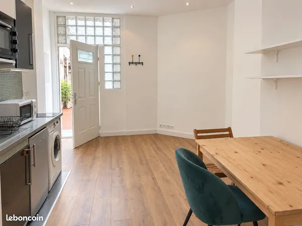 Particulier vend 2 pièces de 22m² Carrez, rue de Belleville, métro Pyrénnées