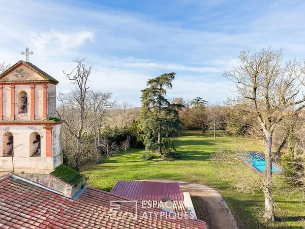 A proximité de Toulouse, propriété de village du XVIIIe siècle avec parc et dépendances