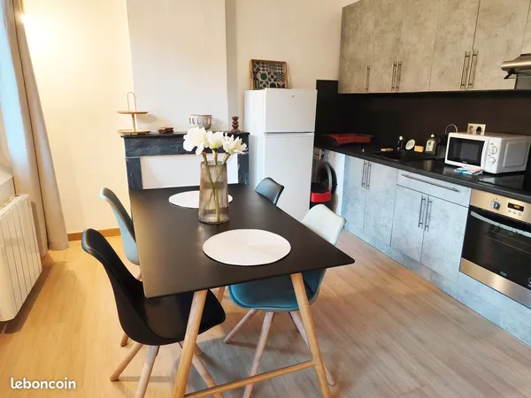A LOUER beau 2 Pièces meublé 45 M2 Grasse place aux aires bail étudiant ou mobilité uniquement, d'oc