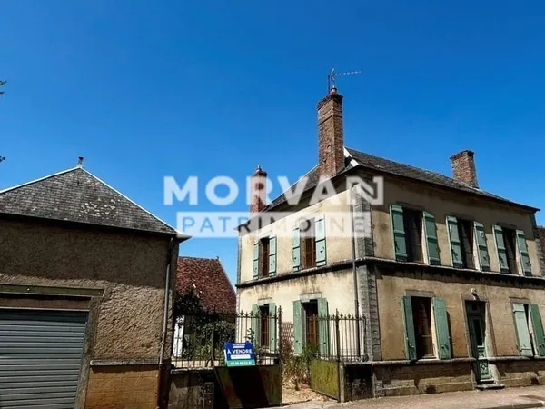 Maison De Caractere Coeur Bazois Face Au Canal - Toutes Commodites - Cour Et Dependances -