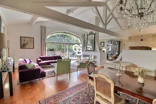 Maison 8 pièces 319 m²