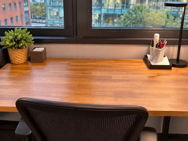 Postes de travail à louer au mois dans des bureaux d'entreprise