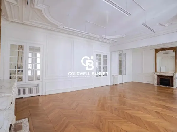 PARIS 8€ — ÉLÉGANCE HAUSSMANNIENNE