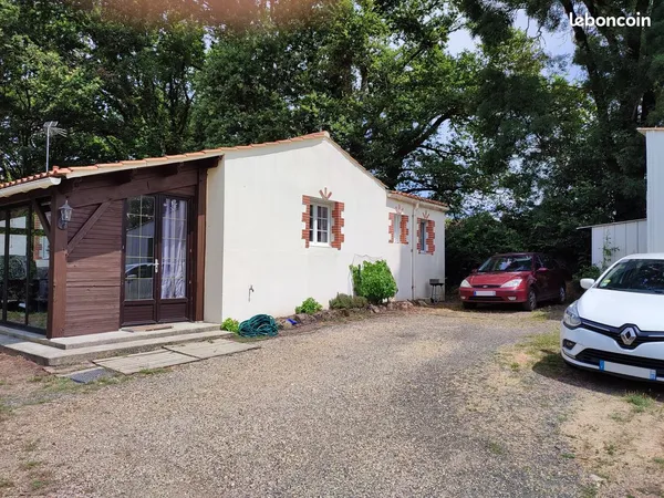 Maison de 85 m2 sur terrain 1000 m2, très arborée avec un puits. Garage non attenant de 32 m2