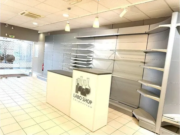 Local commercial 2 pièces 143 m²