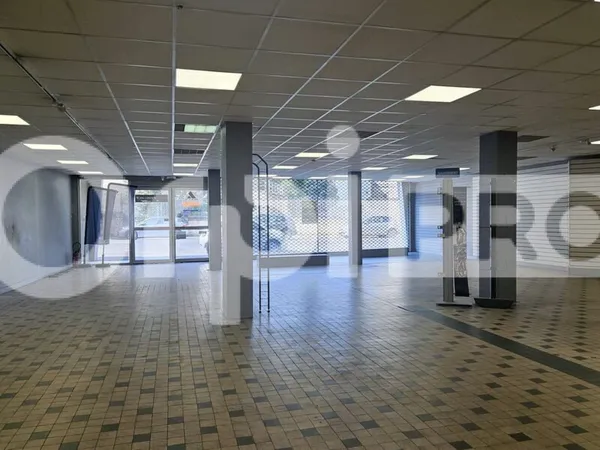 Local commercial 730 m²